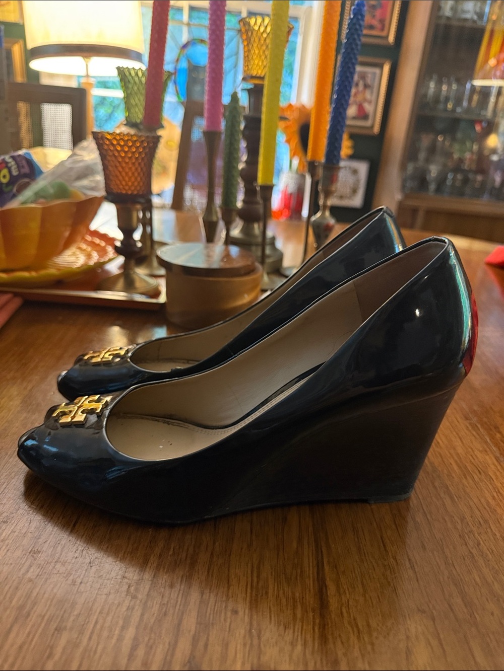 Tory Burch Navy Patent Peep-Toe Pumps with Gold Logo - Picture 2 of 4